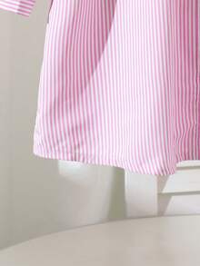 Robe chemise décontractée et mignonne avec col brodé pour jeunes filles retournant à l'école, avec châle bleu. Robe de tenue scolaire.