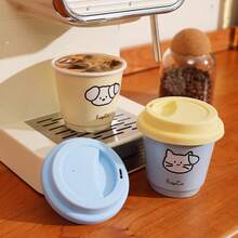 1 pieza Taza de cerámica para café, té o agua, con tapa de silicona antipolvo, hecha a mano con diseño de dibujos animados, resistente a altas temperaturas, de colores brillantes, agarre cómodo, boca ancha, borde redondo, base antideslizante, adecuada para decoración de encaje, para uso doméstico u oficina, apta para uso personal o como regalo