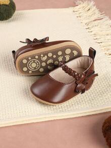 A Pair Of Shoes With Bow Tie And Hook And Loop Design, Flat Shoes Suitable For Spring And Autumn