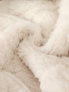 1件春秋新款女童外套，白色连帽长袖蓬松外套，修身舒适保暖，适合女孩日常休闲穿着。