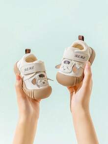 1 双男女款婴儿网眼 PU 卡通设计透气钩环防滑平底休闲运动鞋，适合所有季节