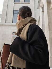 1条女士亮黄色纯色羊绒围巾，带流苏，尺寸30*180厘米，柔软披肩，适合春、夏、秋、冬四季佩戴。 - 深卡其色 - 查看 2