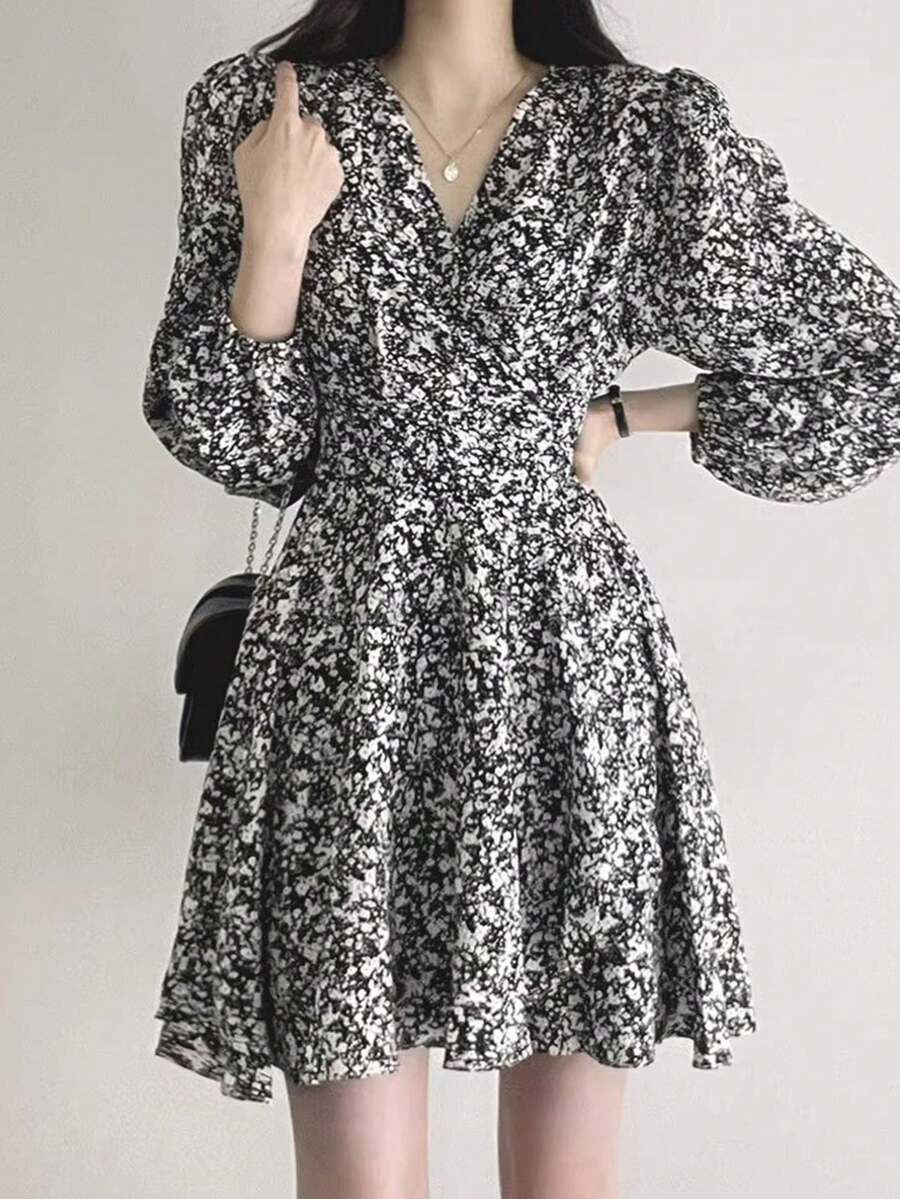 波西米亚开叉交叉V领碎花腰部修身长袖连衣裙，适合夏季海滩派对，面料随机