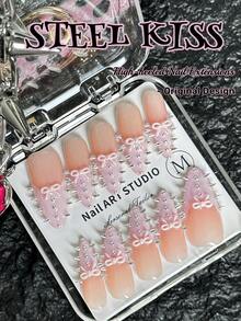 原创设计，手工制作，10片朋克风格按压式指甲，粉色指甲，细高跟造型，带铆钉和蝴蝶结元素，杏仁形长款假指甲。粉色法式美甲与朋克元素的完美融合，让你成为独一无二的朋克女孩。 - 粉色 - 查看 17