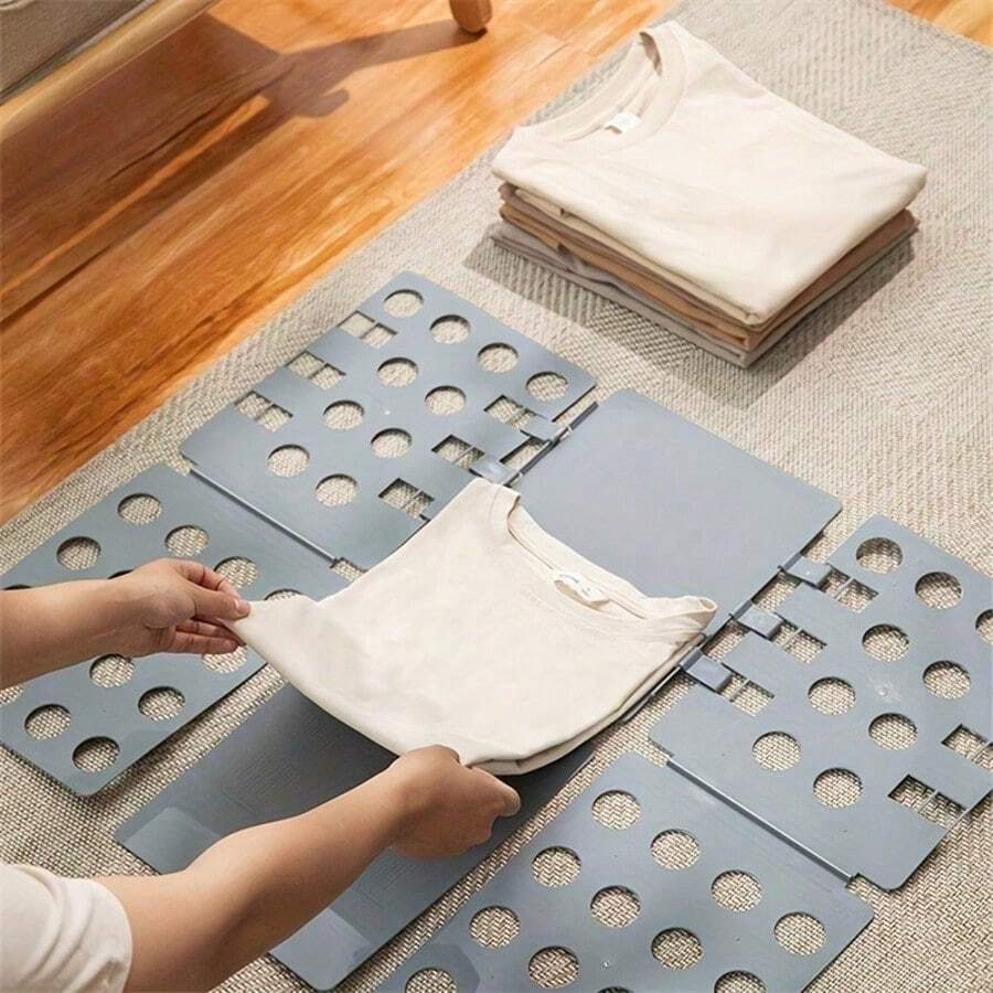 1 件灰色节省空间的服装折叠板，可调节尺寸，塑料，T 恤和裤子文件夹，易于使用，紧凑设计，非常适合快速折叠，衣柜整理器，家庭，宿舍，旅行和存储解决方案