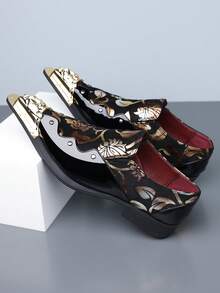 زوج من أحذية الرجال الرسمية الأنيقة ذات الأصابع المعدنية مع طباعة نمطية، مناسبة لجميع المواسم