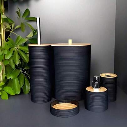 Das Badezimmerset der Streifenserie mit seinem einzigartigen und raffinierten Design rundet ein renoviertes Badezimmer perfekt ab. Die sanften Streifen wirken schlicht und doch elegant und bilden in Kombination mit warmen Holzelementen die perfekte Verbindung von Natürlichkeit und Mode. Der Zahnbürstenhalter mit Holzdeckel bietet Platz für Zahnbürsten und hält sie trocken und ordentlich. Die edle Seifenschale bietet einen komfortablen "Lebensraum" für Seife. Die Handseifenflasche sorgt auf Knopfdruck für Komfort und Hygiene. Der großvolumige Mülleimer mit Deckel entsorgt mühelos Kleinkram im Badezimmer. Egal, ob Sie ein Büroangestellter in der Stadt sind, der Wert auf Lebensqualität legt, oder ein Heimwerker, der schlichte Ästhetik liebt – mit diesem Badezimmerset machen Sie jede Waschaktion zu einem angenehmen Erlebnis und gestalten Ihr Badezimmer neu.