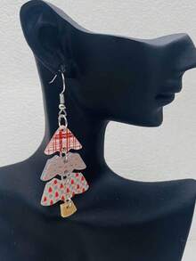 Un par de pendientes acrílicos en forma de árbol de Navidad, decoración creativa navideña. Accesorios festivos europeos y americanos. Uso diario tanto para hombres como para mujeres.