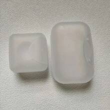 Una caja de jabón portátil e impermeable con 4 colores a elegir: negro, transparente, azul y rosa. Cuenta con una tapa sellada para almacenar jabón en el baño y es adecuada para usar en el baño, la decoración del hogar, la decoración de otoño, hoteles, la temporada de regreso a la escuela, campamentos, gimnasios, viajes, regalos de Navidad y Halloween.