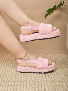 Lymalimoon Pantuflas Para el hogar Slippers de Peluche Unisex Plataforma Cómodas para Interior | Tallas 23-26 Dama | Adorables, Modernas y Elegantes con Suela Semi Antideslizante | Ideales para Invierno, Otoño y Días Fríos o Descanso del Hogar | Regalo Perfecto para Amigos y Parejas| Calzado Ligero y Acolchonado para Casa o Viaje - Rosa Pastel Letras - Ver 3