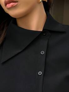 Áo kiểu UrbanChic cỡ lớn, cổ áo bất đối xứng, cài khuy lệch, màu đen tuyền, kín đáo, thích hợp cho mùa cưới, ngày Valentine, mùa thu đông, phong cách tối giản, màu trơn, áo khoác cài nút, trang phục công sở thường ngày, Halloween. - màu đen - Xem 2
