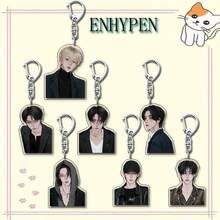 带有“En/Hypen”标志的钥匙扣、NIKI & SUNOO 包包挂饰、朴成勋卡通人物周边商品、粉丝周边钥匙扣、高品质学生背包挂饰、配饰、礼物、背包挂件、送给闺蜜的礼物、节日和生日礼物 - 彩色 - 查看 2