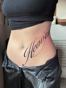 1 opakowanie ziołowych, tymczasowych naklejek tatuażowych, utrzymujących się od 7 do 14 dni. Zmywalne, wodoodporne, odporne na pot, nieodblaskowe. Stylowe, seksowne, europejskie i amerykańskie, tymczasowe naklejki tatuażowe w stylu angielskim. Nadają się do codziennego użytku.