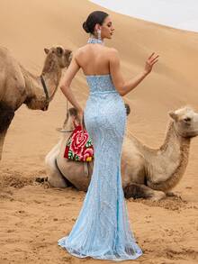 Elisanya 这款高级奢华的优雅露背美人鱼晚礼服，饰以繁复华丽的珠饰——修身胸衣凸显曼妙身姿，飘逸的美人鱼裙摆缀满层叠珠饰，是婚礼、舞会、盛大晚宴及女士派对等高端晚间聚会的理想之选。 - 淺藍色 - 查看 3