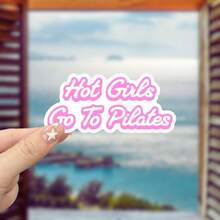 趣味粉色“辣妹去普拉提！”乙烯基贴纸 - 自粘、可重复使用贴花，适用于汽车、笔记本电脑、水瓶等 - 非常适合健身爱好者、汽车装饰 | 俏皮设计 | 乙烯基、趣味汽车贴纸 - 彩色 - 查看 2