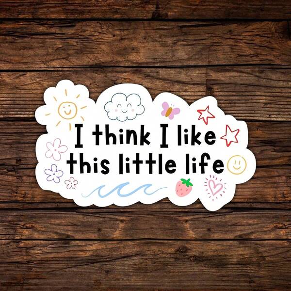 1 PIEZA Pegatina "Creo que me gusta esta pequeña vida", diseño suave y ligeramente desordenado para estudiantes, creadores y humanos que se están emocionalmente reconfigurando. Perfecto para diarios, portátiles, botellas de agua y cualquiera que esté aprendiendo a amar las pequeñas cosas, un error tipográfico a la vez