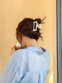 1pc Plastic Frosted Hair Clip - Stylish And Simple Accessory With A Feminine Touch Fall Winter Claw Clip Hair Accessories For Women For Vacation Outfits Woman Elegant Hair Clutch