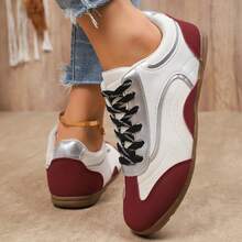 حذاء رياضي كاجوال بنمط البالية ذو لمسة لونية مميزة، مريح وخفيف الوزن، بنعل ناعم وأربطة، بتصميم كلاسيكي عصري لموسم الخريف 2025