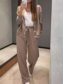 Completo da donna taglie forti, modello sportivo casual: giacca in maglia cardigan con bottoni e pantaloni con laccetti