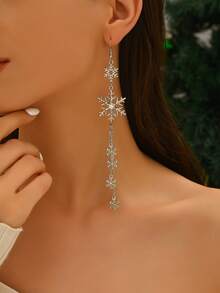 1 paire de boucles d'oreilles pendantes élégantes en forme de flocon de neige pour Noël, avec éléments géométriques ajourés, différentes tailles et formes de pendentifs flocons de neige, longue chaîne à gland, convient pour les fêtes de Noël, les banquets - Argent - Voir 3