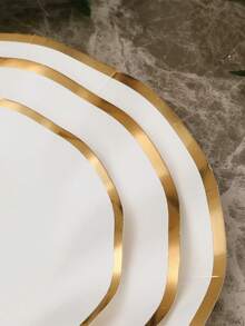 10/30/50 件白色波浪形纸盘，带金色边缘，一次性婚礼派对盘子，7.25 英寸、9 英寸和 10.5 英寸扇形甜点晚餐盘，适用于婚礼派对、新娘性别揭晓生日派对用品 - 白色 - 查看 3