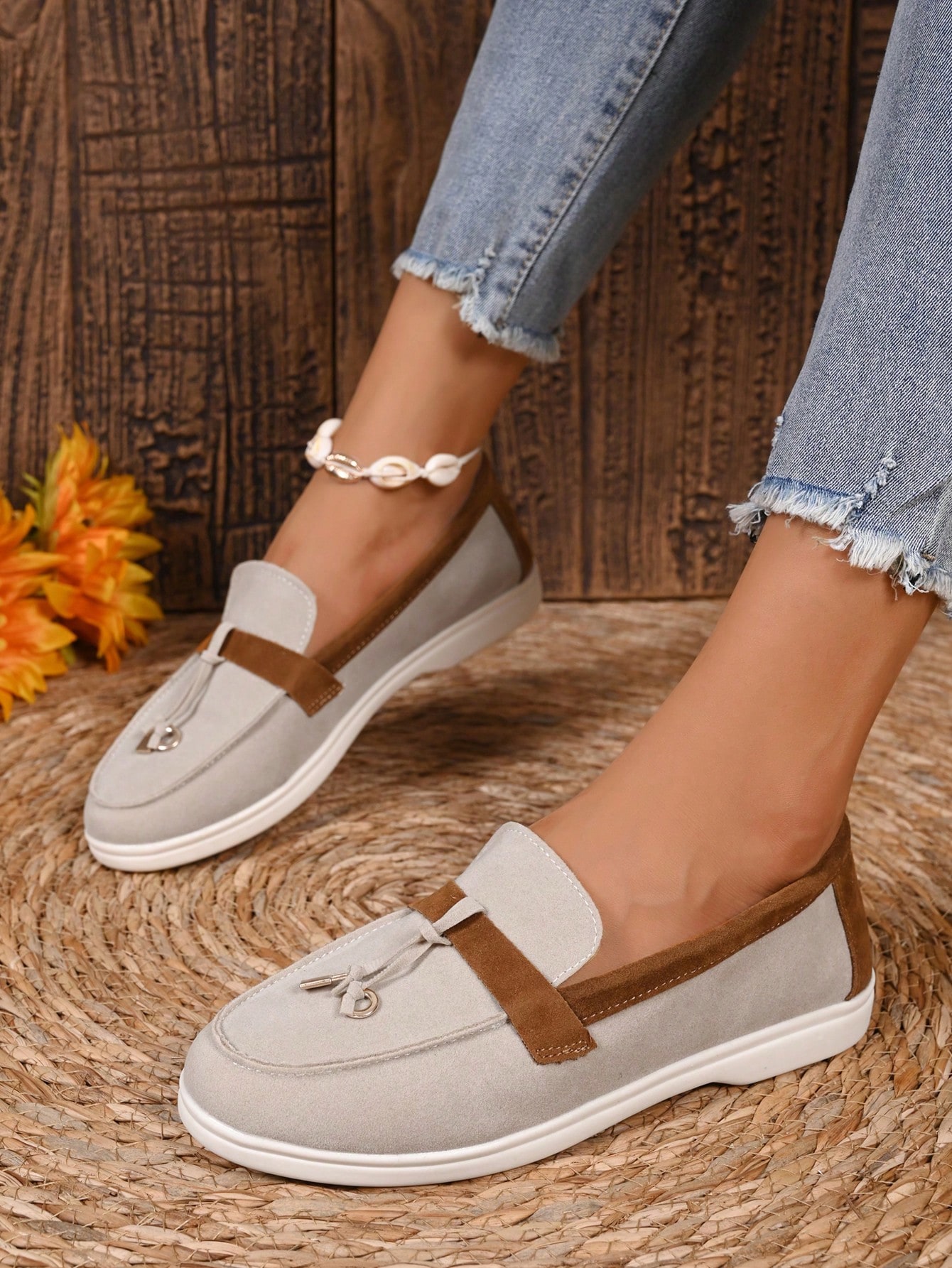 حذاء مسطح بلون أسود وأبيض مزين بشرابات، أحذية مريح...