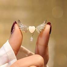 1 Piece Of Winged Eye Stone Ladies Brooch With Elegant Heart-Shaped Golden Wings And Sparkling Embellishments, Multifunctional Jacket, Sweater, And Dress Accessory, Exclusive Jewelry For Valentine's Day, Mother's Day, Birthdays, And Anniversaries, Ex