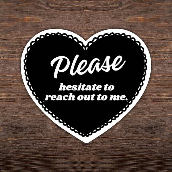 1 PIEZA - 3 Pulgadas No dude en ponerse en contacto conmigo Pegatina con forma de corazón, diseño divertido y emocionalmente a la defensiva para estudiantes, creadores y humanos socialmente sobrestimulados. Perfecto para diarios, portátiles, botellas de agua y cualquiera que ame a la gente desde la distancia.