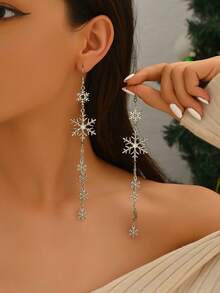 1 paire de boucles d'oreilles pendantes élégantes en forme de flocon de neige pour Noël, avec éléments géométriques ajourés, différentes tailles et formes de pendentifs flocons de neige, longue chaîne à gland, convient pour les fêtes de Noël, les banquets - Argent - Voir 1