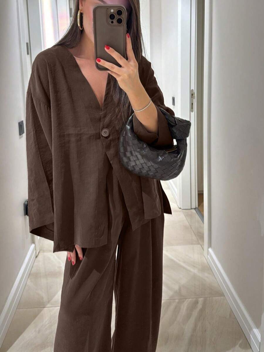 女款優雅兩件式夏季寬鬆套裝,深V領長袖上衣與鬆緊腰口袋長褲,高低開衩下擺,開學季特別場合教師節休閒穿搭,秋季輕薄薄款女裝 - 巧克力棕 - 查看 1