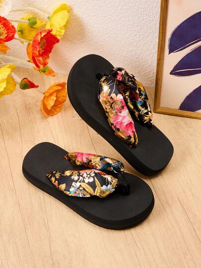 1双女童休闲舒适时尚碎花软底平底人字拖，适合春夏穿着