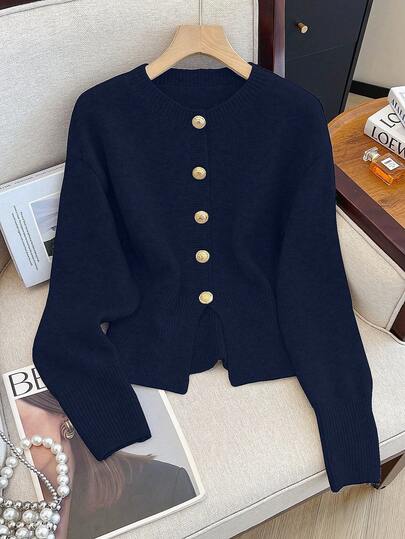 1 件秋冬纯色单排扣简约灰色开衫设计，短款前开衩腰部收紧独特金属纽扣长袖针织上衣开衫女