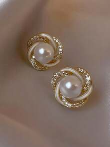 一对简约锆石和珍珠耳钉，精致精致的女性设计