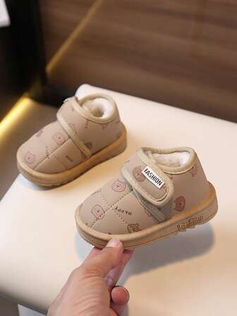 1 双幼儿卡通熊印花合成皮革圆头中帮钩环平底可爱迷人的婴儿冬鞋，适合冬季室内、户外短途场合