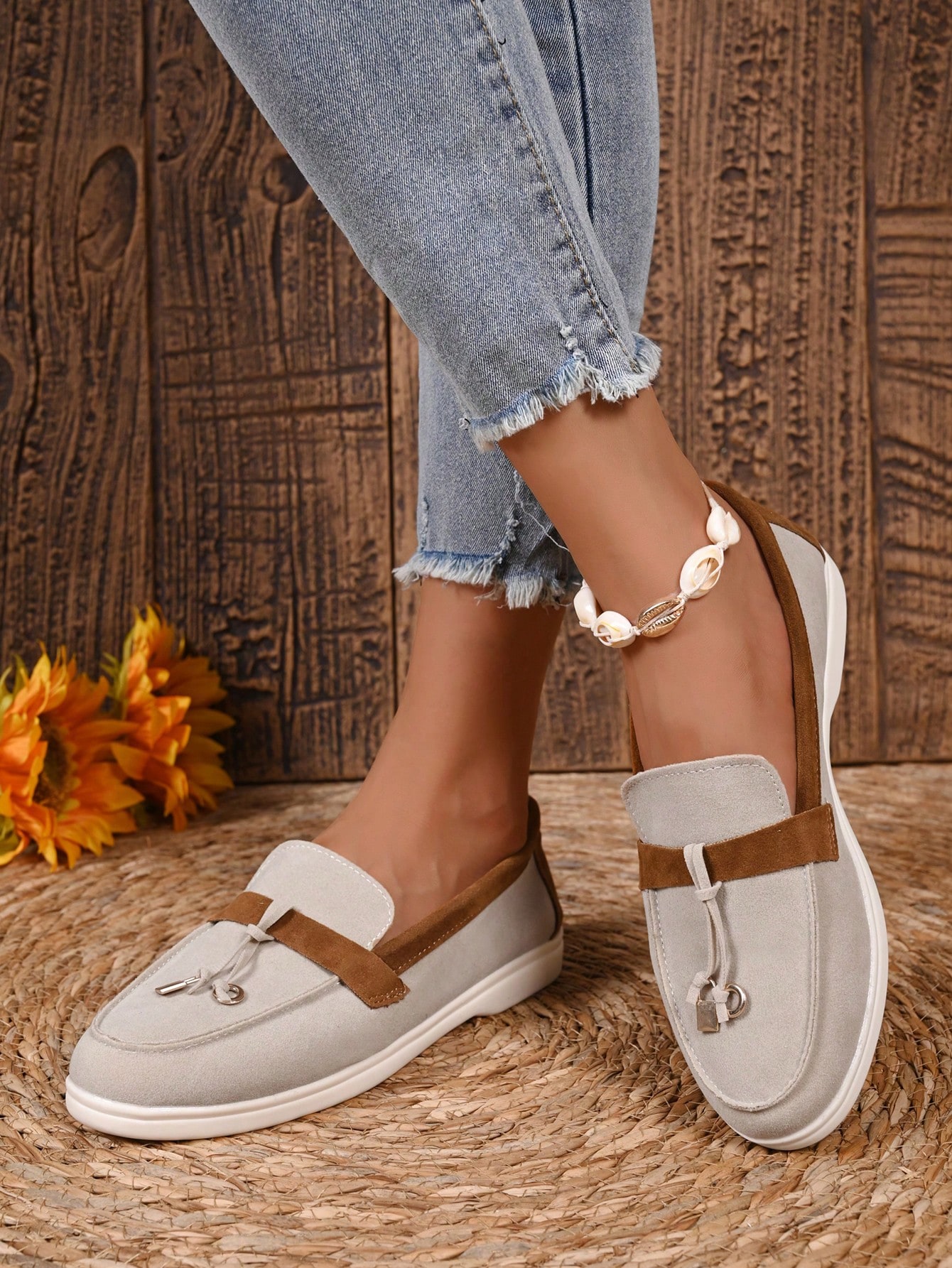 حذاء مسطح بلون أسود وأبيض مزين بشرابات، أحذية مريح...