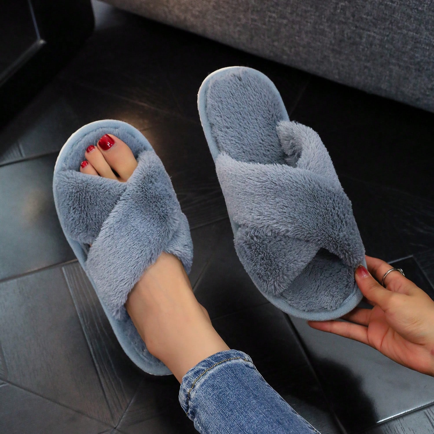 Pantuflas suaves y esponjosas con diseño cruzado para mujeres, pantuflas de casa cálidas y peludas con puntera abierta, cómodas zapatillas de inter