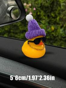 1 pièce Canard en peluche portant un bonnet tricoté et une chaîne, accessoire décoratif pour voiture