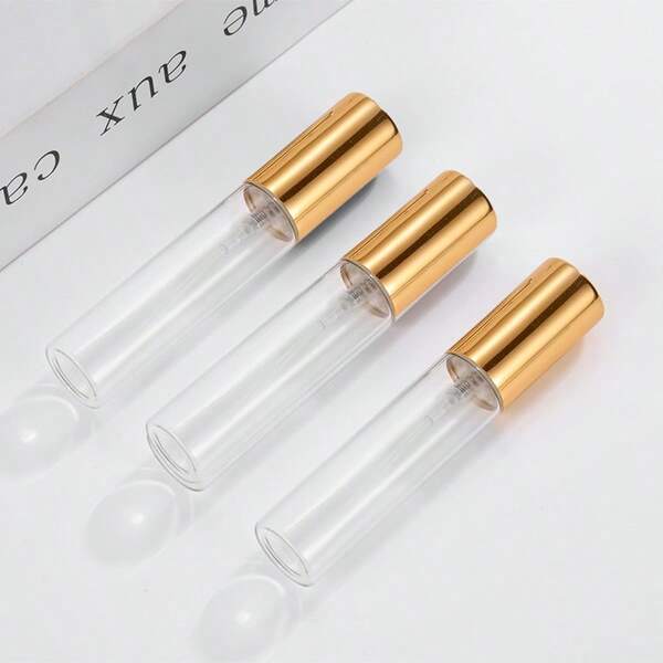 Botella de perfume de vidrio transparente con cabezal de pulverización de niebla fina de aluminio electrolítico. Un atomizador recargable portátil para un transporte fácil.