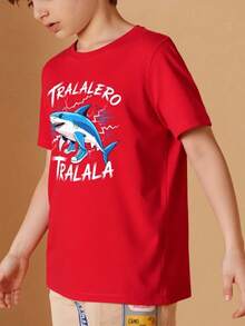 Camiseta infantil para niño, estilo casual de verano, holgada, cuello redondo, manga corta, estampado de Brainrot Tralalero Tralala Divertido, para uso diario - Rojo - Ver 3
