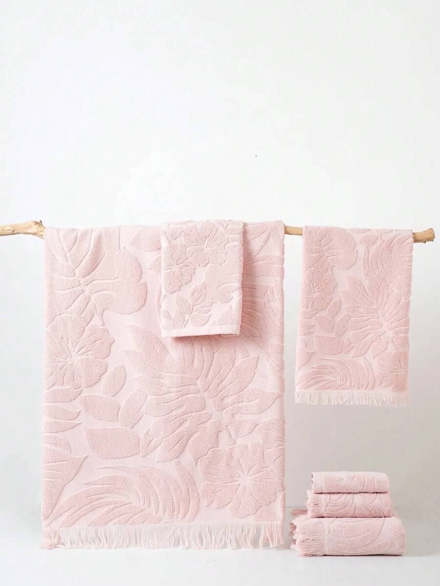 1条轻薄浴巾，粉色提花叶子图案，长方形，70*140厘米，成人游泳浴巾，也可作34*74厘米手巾或34*34厘米手帕使用。速干吸水，柔软舒适，适用于浴室、厨房、旅行、节日礼物、健身房、海滩、酒店、沙龙、户外淋浴等场合，是美容院、酒店运动、家居用品、护肤浴巾的理想之选。