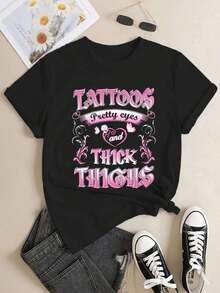 Camiseta gráfica de talla grande para mujeres Auda - Eslogan "Tatuajes, ojos bonitos y cosas gruesas" con detalles florales rosados, 100% algodón suave, ajuste holgado, cuello redondo, manga corta, lavable a máquina, camiseta casual para todas las estaciones - Negro - Ver 1