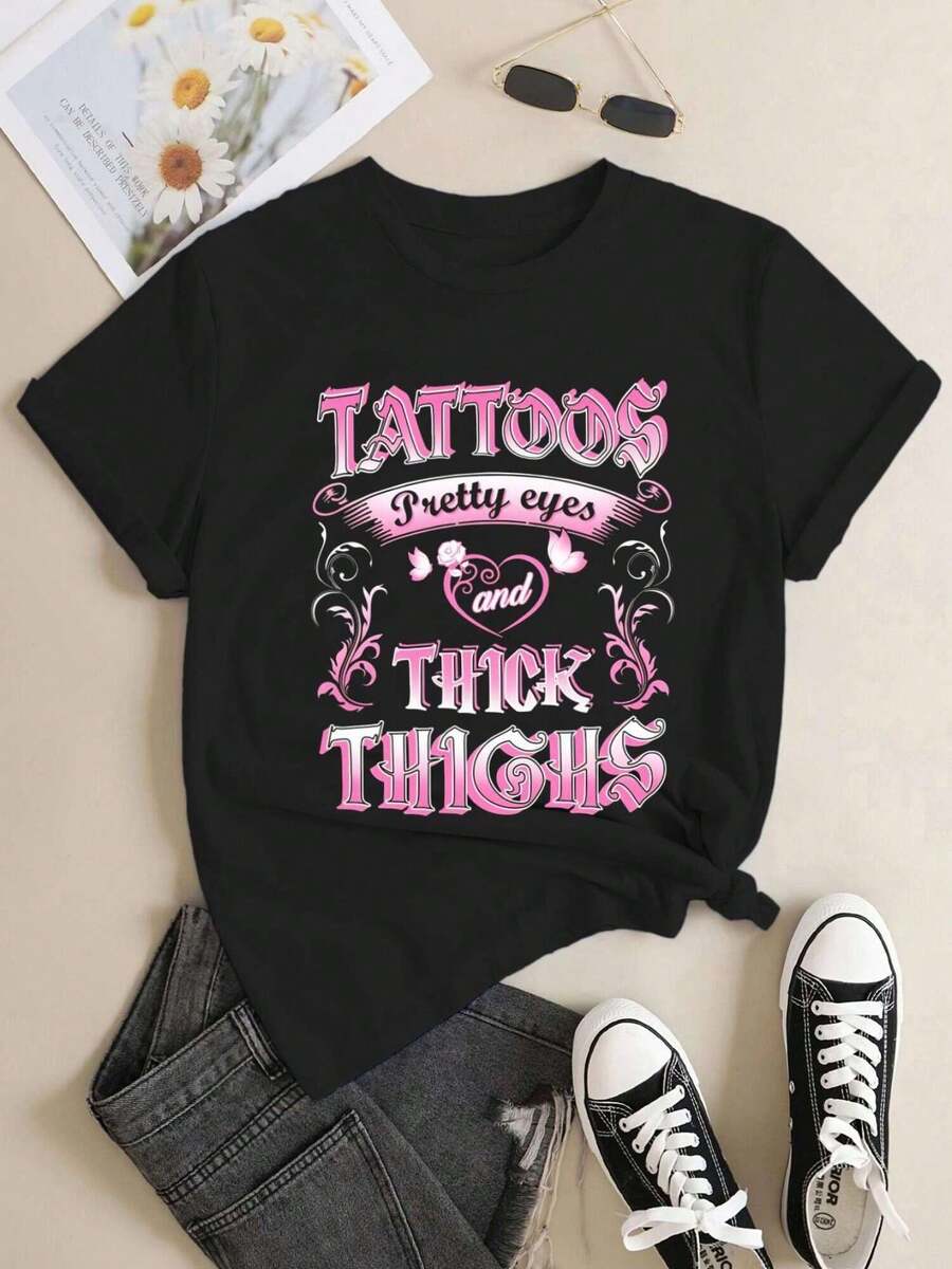 Camiseta gráfica de talla grande para mujeres Auda - Eslogan "Tatuajes, ojos bonitos y cosas gruesas" con detalles florales rosados, 100% algodón suave, ajuste holgado, cuello redondo, manga corta, lavable a máquina, camiseta casual para todas las estaciones - Negro - Ver 1