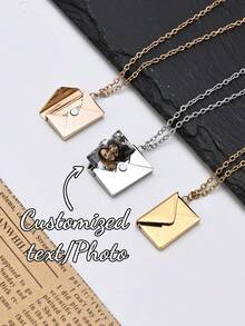 Chiếc vòng cổ có thể tùy chỉnh này sở hữu thiết kế thời trang và mặt dây chuyền hình phong bì được cá nhân hóa. Bạn có thể tùy chỉnh nó với tên, thông điệp hoặc ảnh gia đình, thú cưng hoặc người yêu của mình. Hoàn hảo cho sinh nhật, Ngày Valentine, kỷ niệm, đám cưới, Ngày của Cha và các dịp đặc biệt khác. Cũng phù hợp cho học sinh tốt nghiệp trung học, sinh viên đại học, sinh viên năm nhất, năm hai và các năm học thấp hơn. Chiếc vòng cổ ảnh thời trang này sẽ giúp bạn nổi bật. - nhiều màu - Xem 2