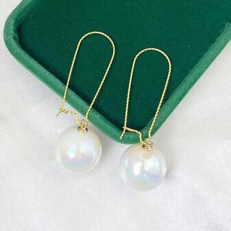 أقراط مطلية بالذهب عيار 18 قيراط من الفولاذ المقاوم للصدأ بتصميم دائري مزيف من اللؤلؤ، خفيفة الوزن وفاخرة، هدية مناسبة للصديقة في عيد الحب، عيد الميلاد، عيد الميلاد