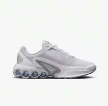 Nike 耐克女子低帮跑鞋，采用气垫中底设计，轻盈舒适，耐穿，适合训练、通勤和户外活动。Air Max Dn 未来主义设计，百搭日常休闲穿着。货号：FB8987-100 - 白色 - 查看 3