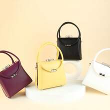 Bolso cuadrado pequeño versátil y casual con cadena gruesa y diseño personalizado, decoración de corazón melocotón, correa de hombro ancha, bolso bandolera de un solo hombro, bolso de compras y uso diario para mujeres, bolso para teléfono móvil