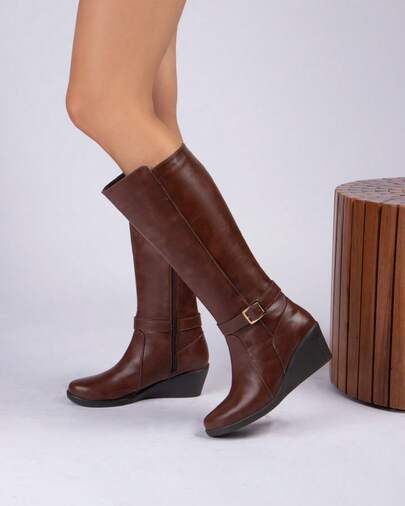 Fratello Shoe Store Fratello botas color café para mujer 5532, estilo clásico, urbano y casual chic, ideales para salidas casuales, reuniones o uso diario en temporada de frío, perfectas para combinar con jeans ajustados, leggings o vestidos, bota alta café mujer, botas cuña elegantes, botas urbanas de moda, calzado casual chic