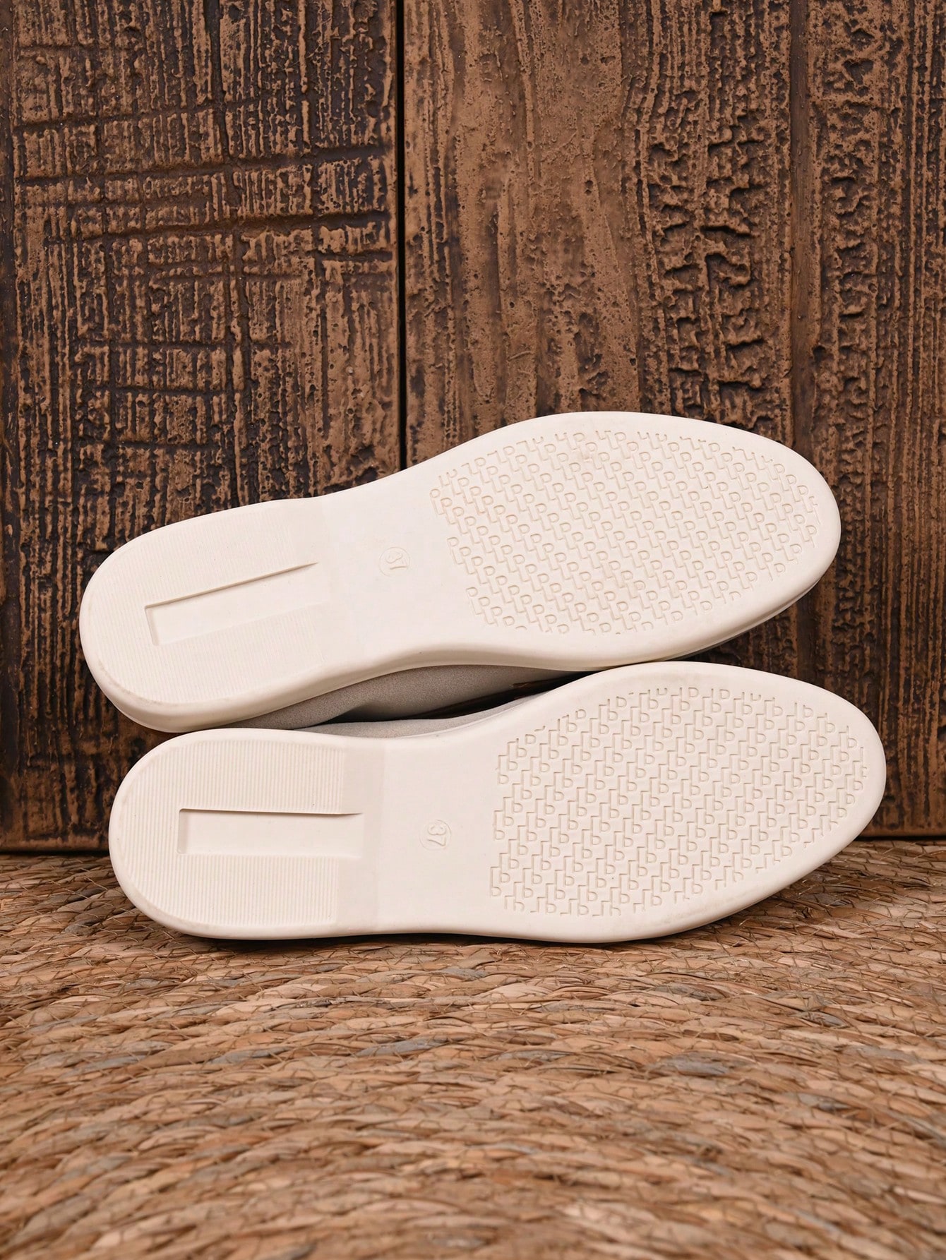 حذاء مسطح بلون أسود وأبيض مزين بشرابات، أحذية مريح...