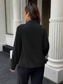 Áo kiểu UrbanChic cỡ lớn, cổ áo bất đối xứng, cài khuy lệch, màu đen tuyền, kín đáo, thích hợp cho mùa cưới, ngày Valentine, mùa thu đông, phong cách tối giản, màu trơn, áo khoác cài nút, trang phục công sở thường ngày, Halloween. - màu đen - Xem 6