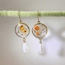 1 para świeżych kwiatowych kolczyków z żywicy liści, eleganckie kolczyki w kształcie okręgu z suszonych kwiatów, odpowiedni prezent dla kobiet na festiwale lub imprezy - Wielokolorowe - Zobacz 12